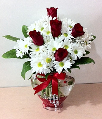 Kalp vazolu gül ve papatyalar